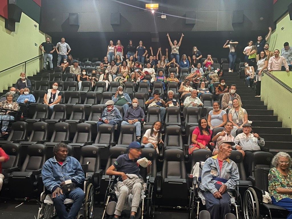 IDOSO FELIZ NO CINEMA