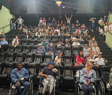 IDOSO FELIZ NO CINEMA